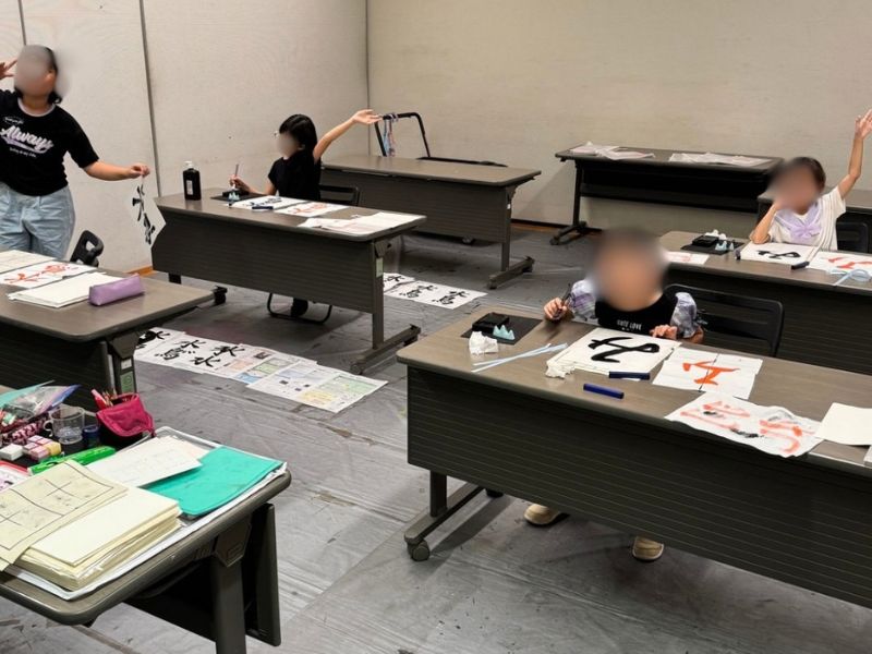 三鷹市の麗風書道教室で毛筆のおけいこに取り組む子どもたち