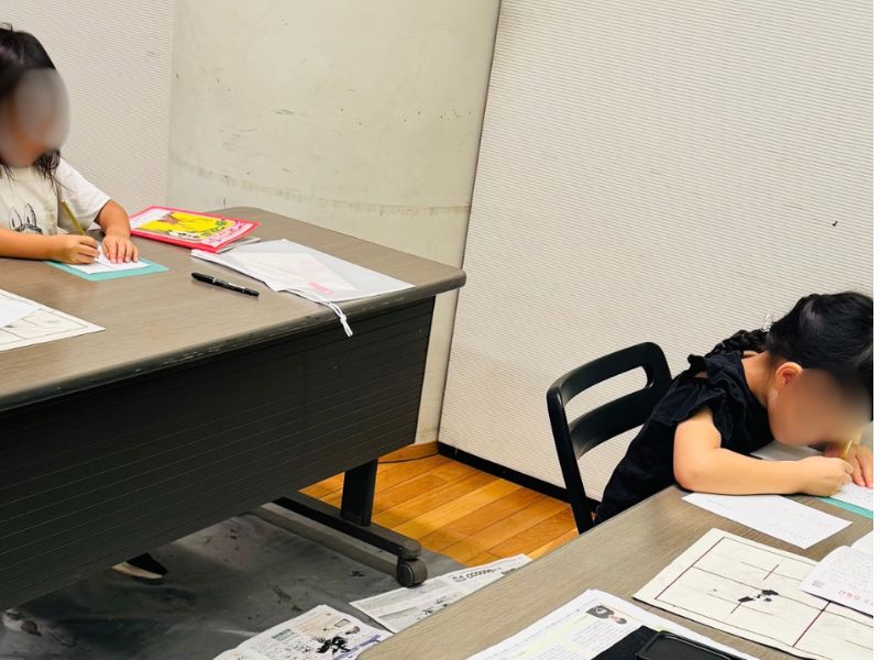 麗風書道教室のかきかたクラスで硬筆に取り組む年長の子どもたち