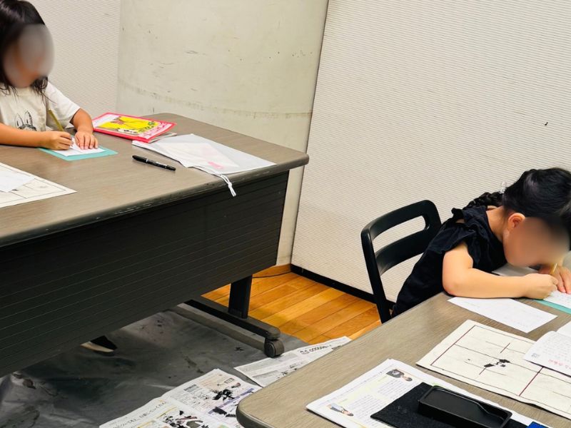 三鷹市の麗風書道教室でおけいこする年長の生徒